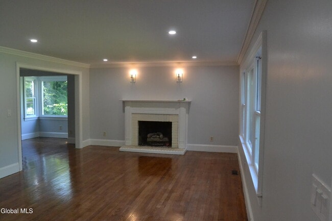 Building Photo - 7 Erics Ln