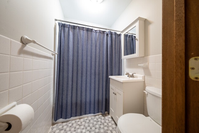 Building Photo - 1410 Juneau Ln N