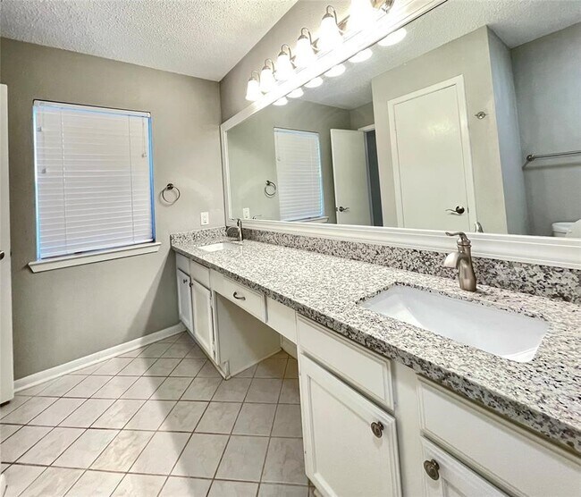 Building Photo - 21707 Country Park Ct