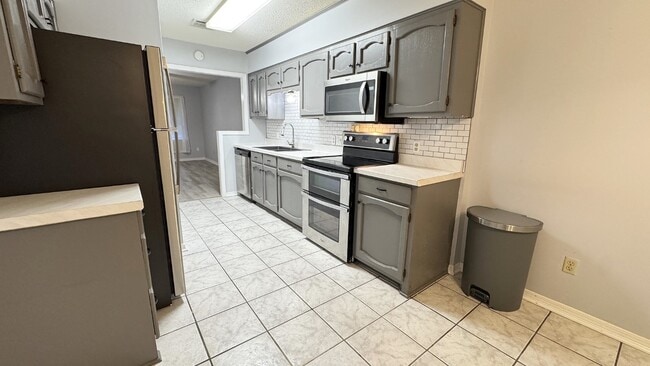 Building Photo - 204 Splane Dr