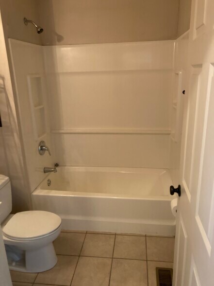 Tub/Shower - 98 Sandau Ave