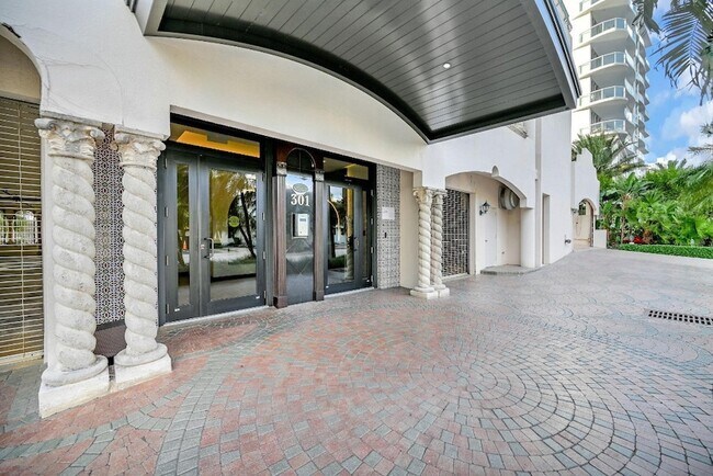 Building Photo - 301 N Birch Rd