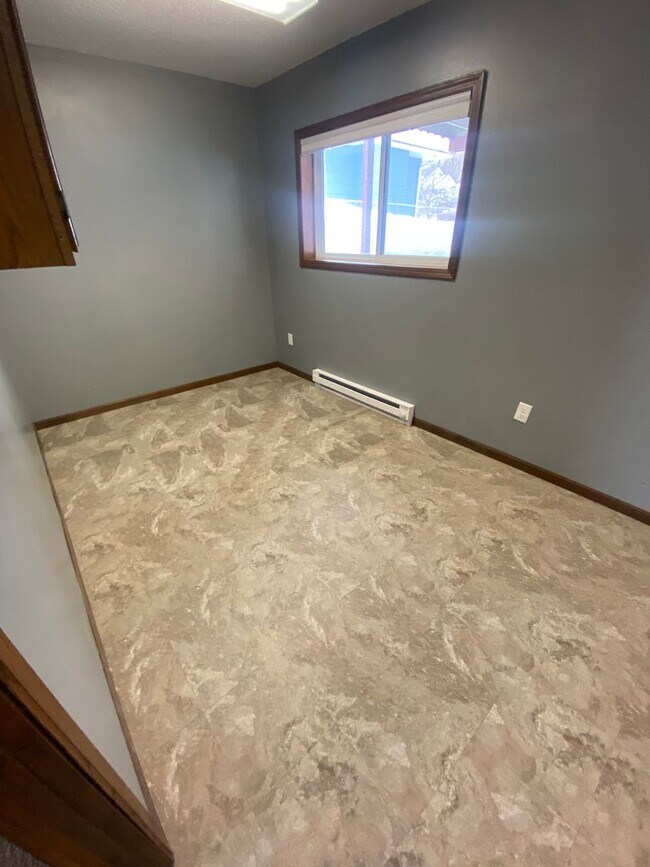 Building Photo - GREAT LOCATION - Spacious 4 bedroom/2 bath - PETS WELCOME