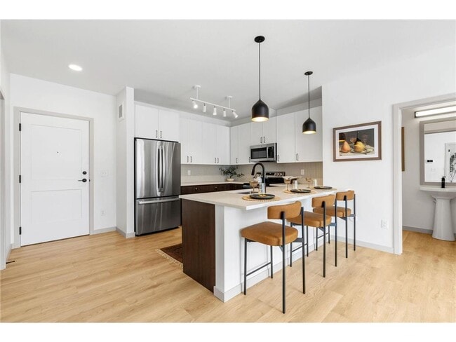 Building Photo - 21401 Dushane Pkwy