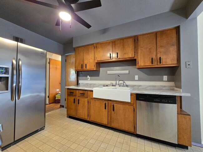 Building Photo - Hidden Gem - 4 Beds | 2.5 Baths | 2-Car Ga...