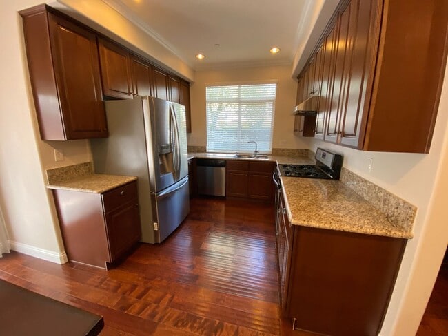 Building Photo - Beautiful Four Bedroom Townhouse in Pasadena