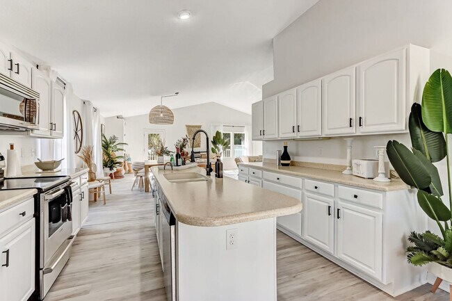 Building Photo - 156 Meadow Ave