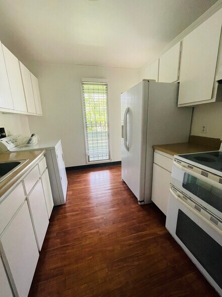 Building Photo - 98 -401 Hookanike St. #A