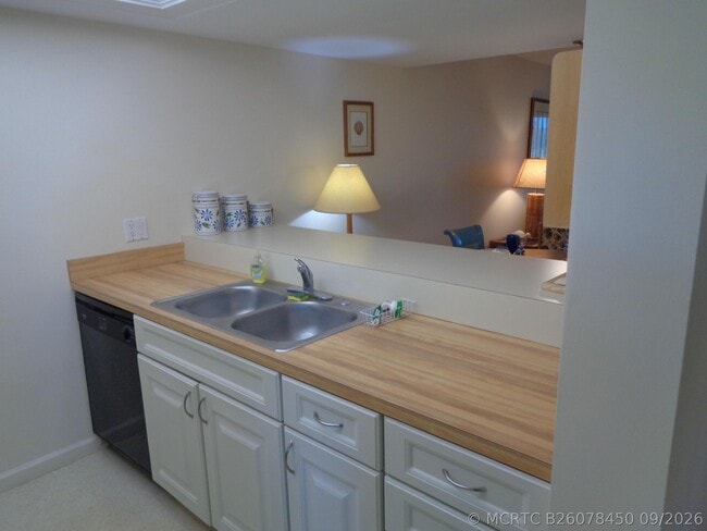 Building Photo - 5527 NE Gulfstream Way