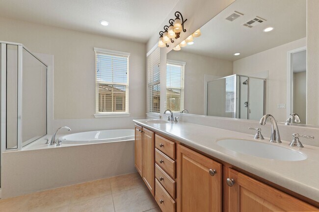 Building Photo - Gated Somersett Home!