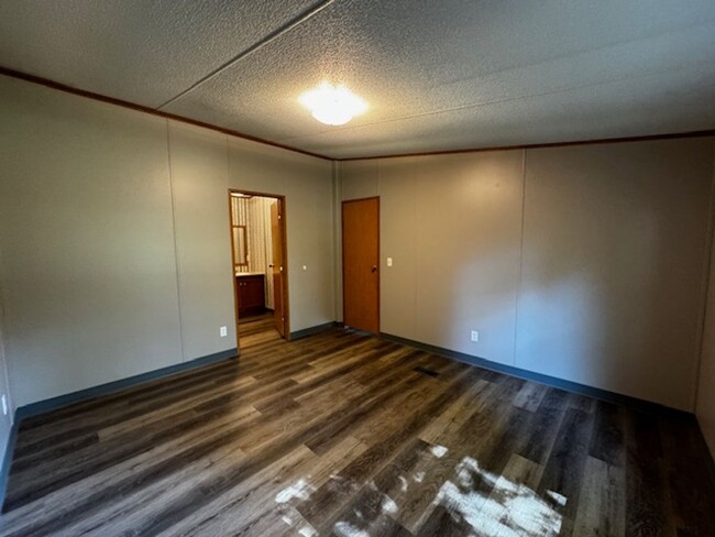 Building Photo - 3 Bedrooms 2 Bath Home, freshly painted, n...