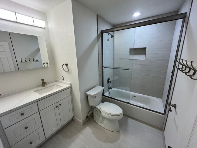 Building Photo - Light & Bright, Remodeled 3BD/1.5BA w/ 1 Car Garage, Comm Pool, Park and Greenbelts