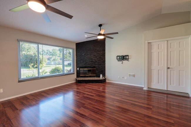 Building Photo - 842 SE Streamlet Ave