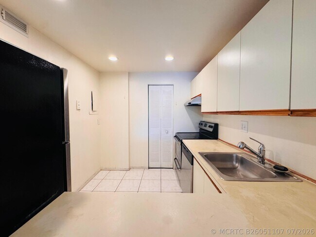Building Photo - 8025 S Colony Cir