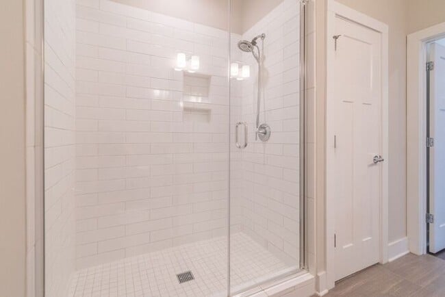 Building Photo - Beautiful Modern Townhome in South End Available 5/1!