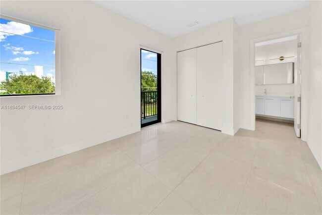 Building Photo - 530 SW 11th Ave