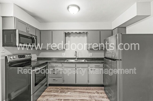Building Photo - 10301 Medallion Dr