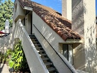 Building Photo - Spacious Condo in Melrose Park
