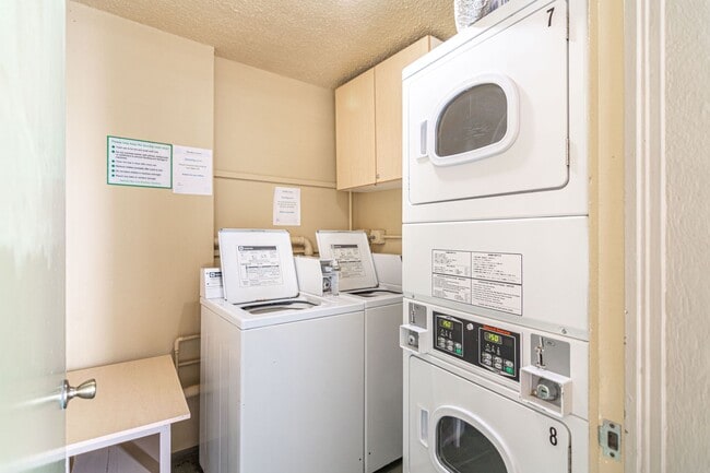 Building Photo - Available July 25! Convenient Location in ...