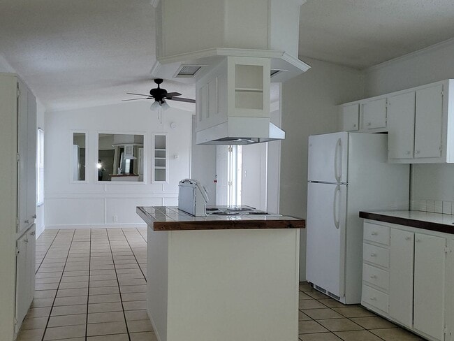 Building Photo - Ready to Move in!