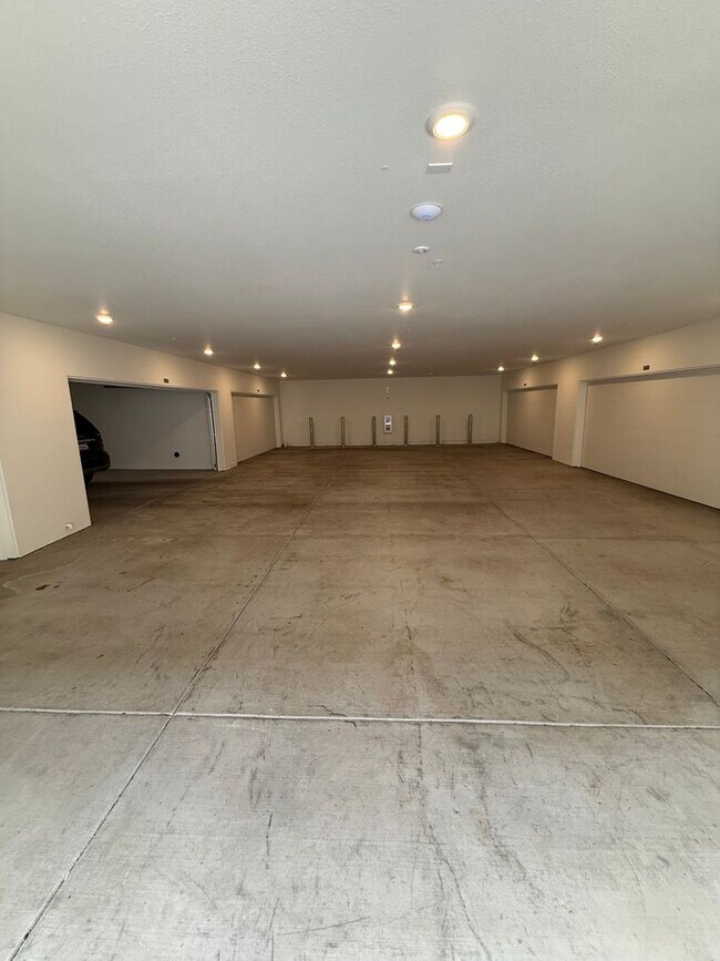 Building Photo - $4,800 / 3 BR – LUXURY TOP-FLOOR UNIT IN WARM SPRINGS WITH RESORT-STYLE AMENITIES