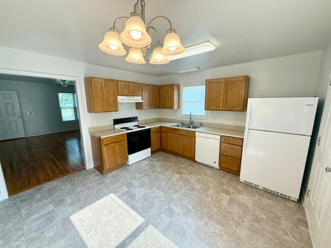 Building Photo - Three bedroom, 2 bath house in Gibsonville