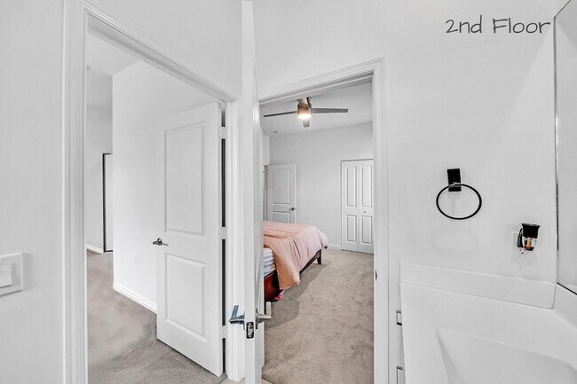 Building Photo - 235 SE Woodbark St