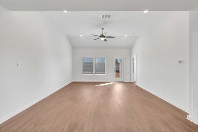 Building Photo - 32455 Sunbeam Dr