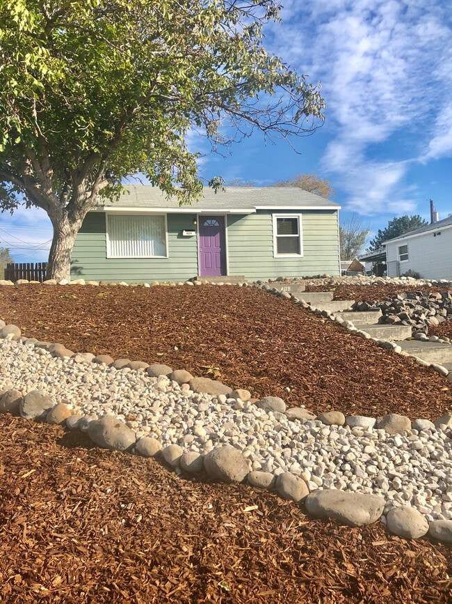 Building Photo - Cute 2 Bed 1 Bath Home in Knolls Vista!