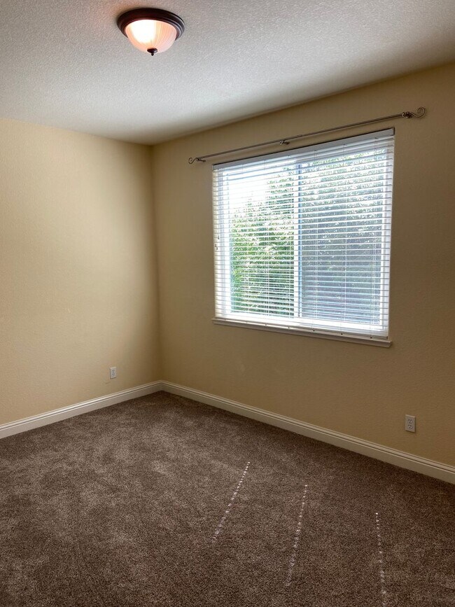Building Photo - Broadstone Solar Home - 5 Bdrms, 4 Baths