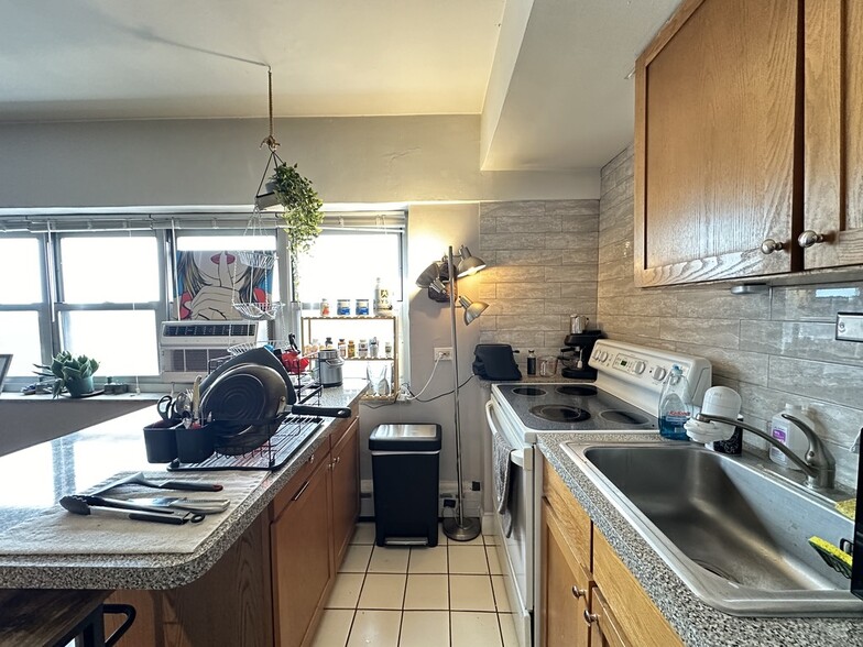 Building Photo - 4950 N Marine Dr