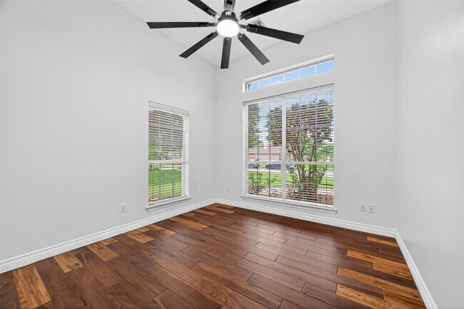 Building Photo - 23914 Glengate Dr