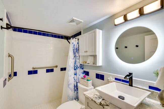 Building Photo - 3800 Saxon Dr