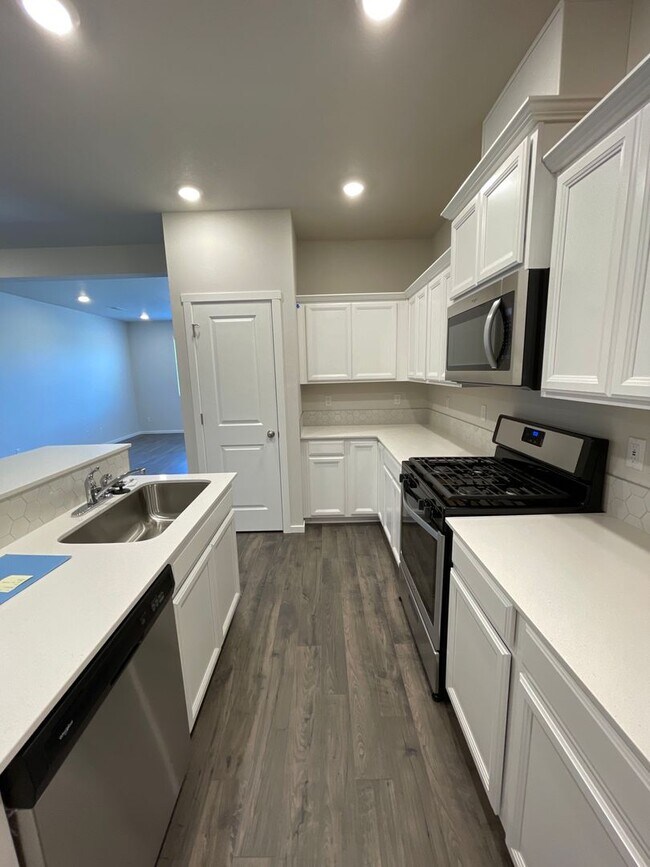 Building Photo - Town Home in NW Redmond's Canyon Ridge