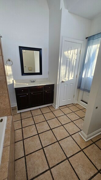 Building Photo - 635 Kress Aly