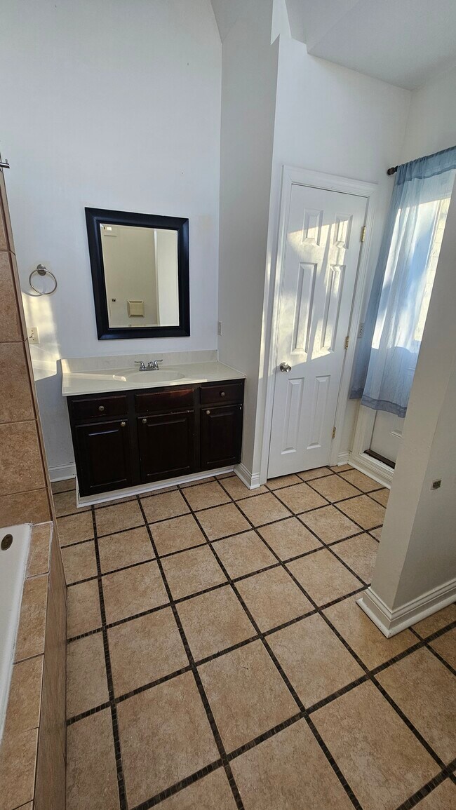 Building Photo - 635 Kress Aly