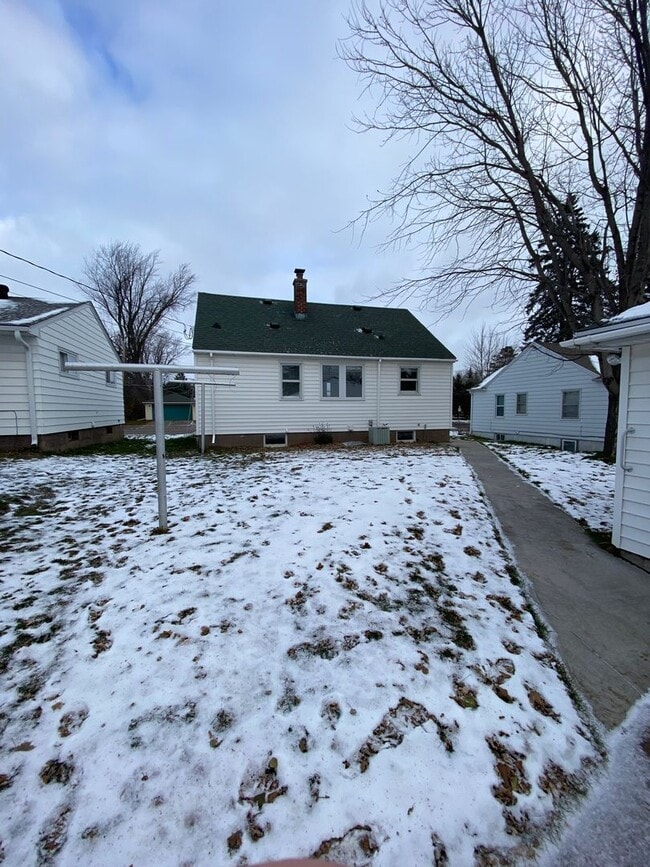 Building Photo - AVAILABLE JUNE 15TH - 3 BED 1 BATH