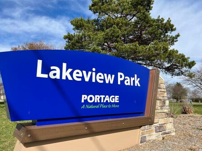 Building Photo - 422 W Melody Ave