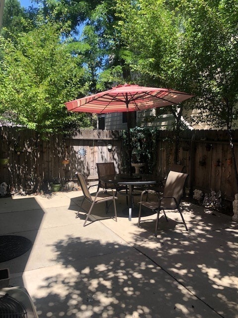 Building Photo - Large 2 Bedroom Townhome Available in Reno