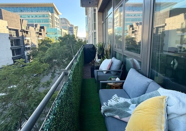 Building Photo - 527 Tenth Ave