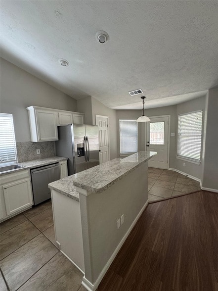 Building Photo - 6 Tranquil Glade Pl