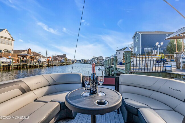 Building Photo - 320 Silver Lagoon Dr