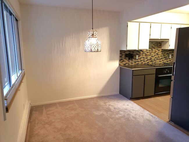 Building Photo - Charming Updated 2 bed/1 bath Condo on Gro...