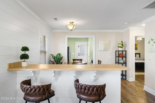 Building Photo - 720 Queen St