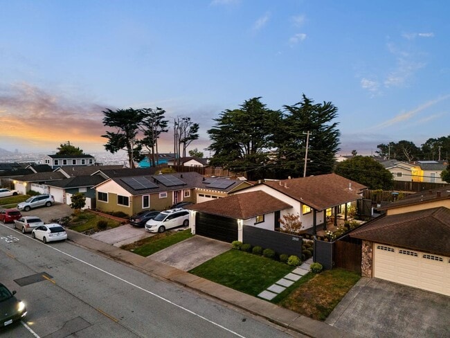 Building Photo - 2501 Fleetwood Dr