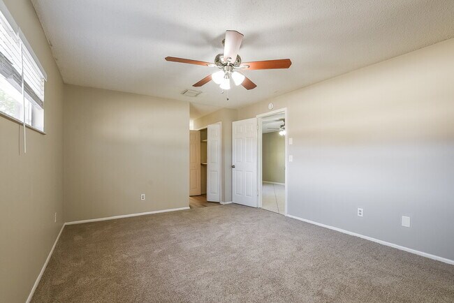 Building Photo - 208 12 League Cir