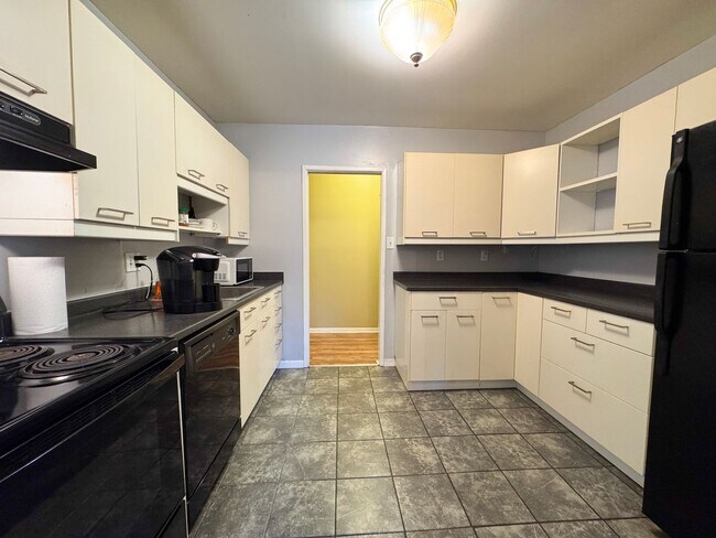 Building Photo - Sun-filled 1 Bed 1 Bath Condo With Balcony In Hawthorne Village