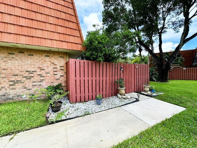 Building Photo - 1545 Augusta Cir