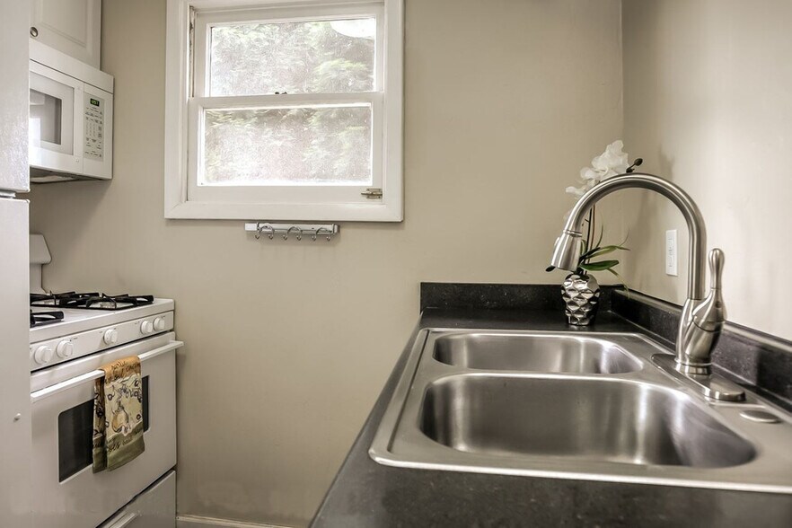 Kitchen - 353 Southwest B Avenue