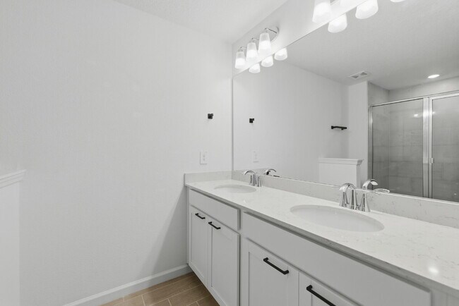 Building Photo - 3-Bedroom Oak Hammock Townhome – Internet Included!